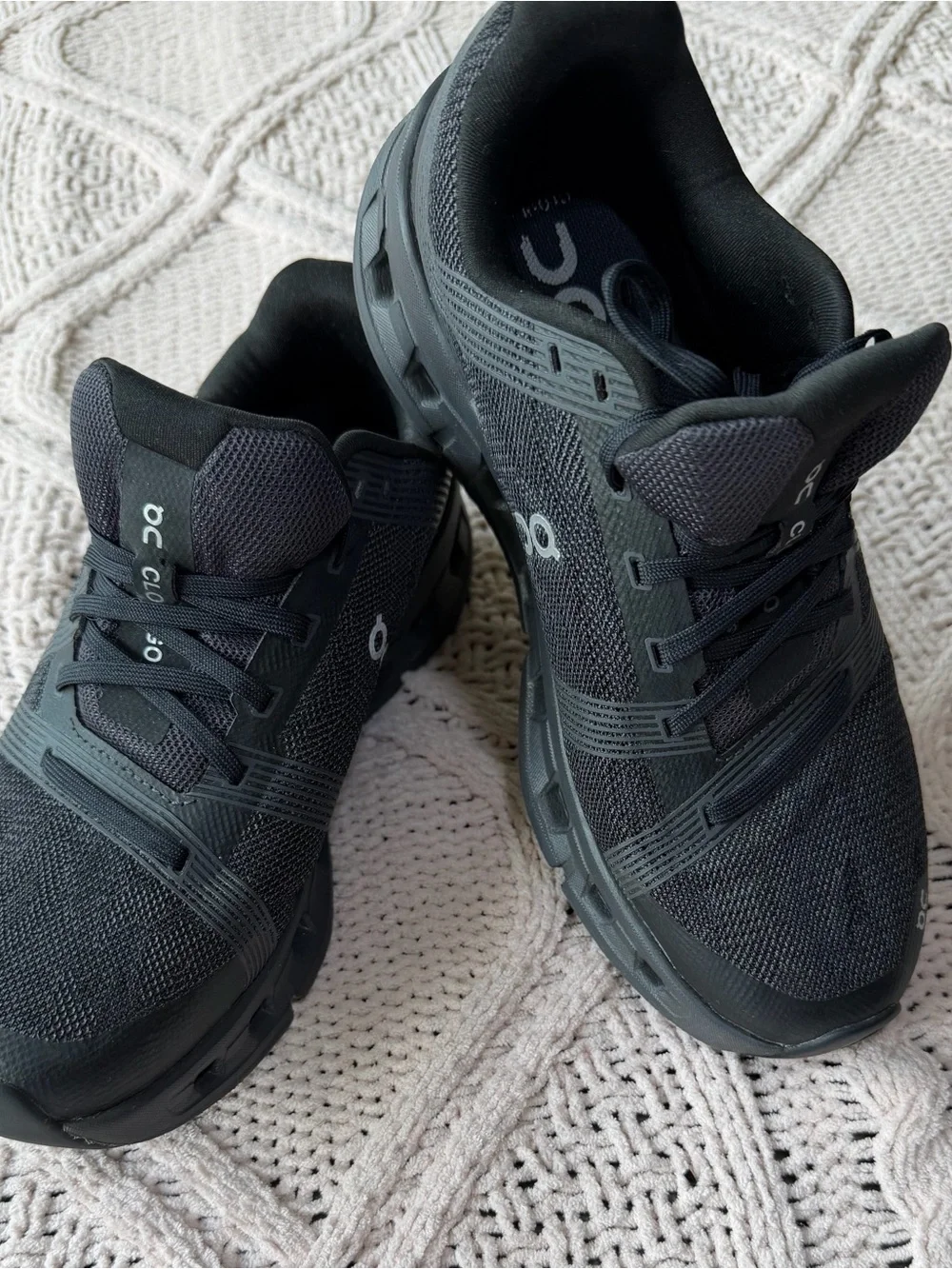 On Cloud women’s Sneakers in Black size W8